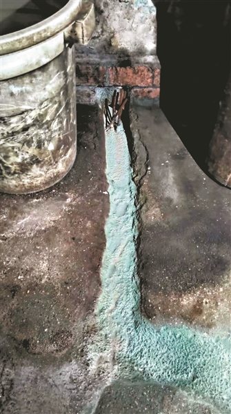 廣州兩家無證照排污企業(yè)直排藍色廢水被查處，兩人被刑拘